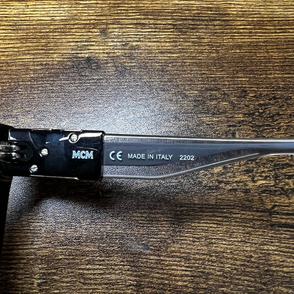 MCM Sunglasses Hard Shell Case & Cleaning Cloth - Picture 5 of 9